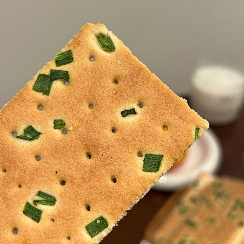 Craquelins à l'oignon vert