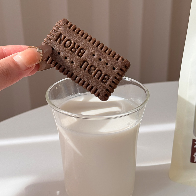 Biscuits aromatisés au cacao à haute teneur en calcium et en fer