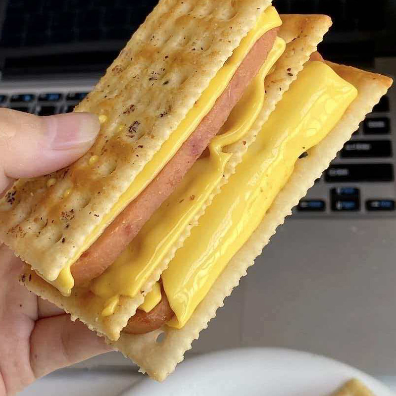 Crackers soda au jambon et à la truffe noire